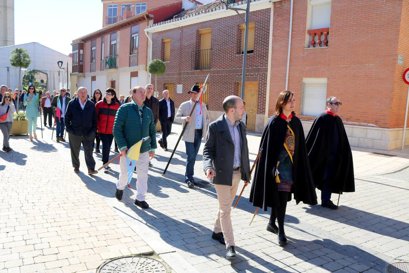 Los niños portaron los banderines durante la celebración y los hermanos de la Cofradía de Ánimas desfilaron por las principales calles de la localidad