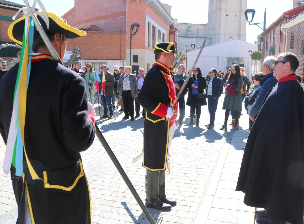 Los niños portaron los banderines durante la celebración y los hermanos de la Cofradía de Ánimas desfilaron por las principales calles de la localidad