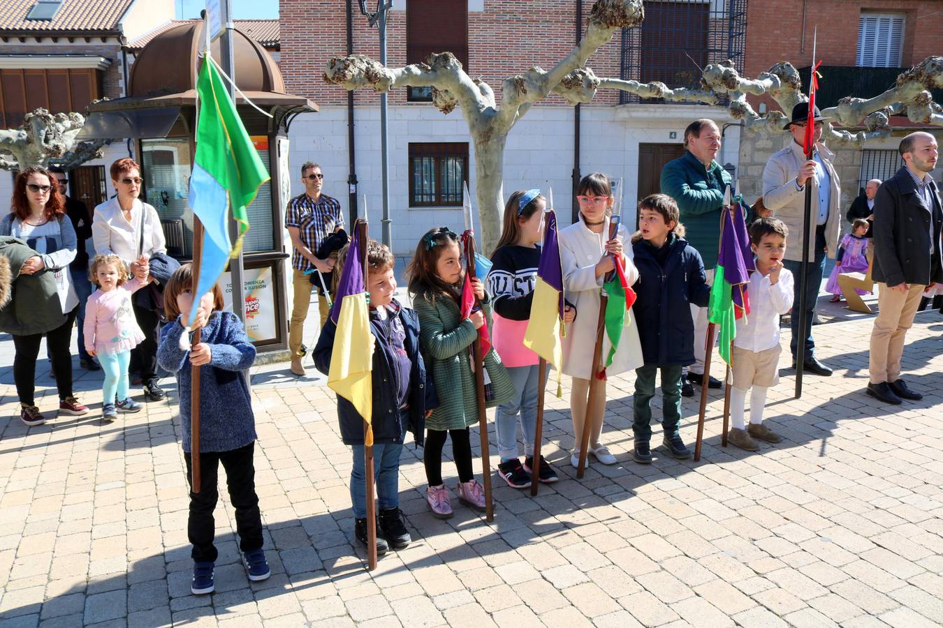 Los niños portaron los banderines durante la celebración y los hermanos de la Cofradía de Ánimas desfilaron por las principales calles de la localidad