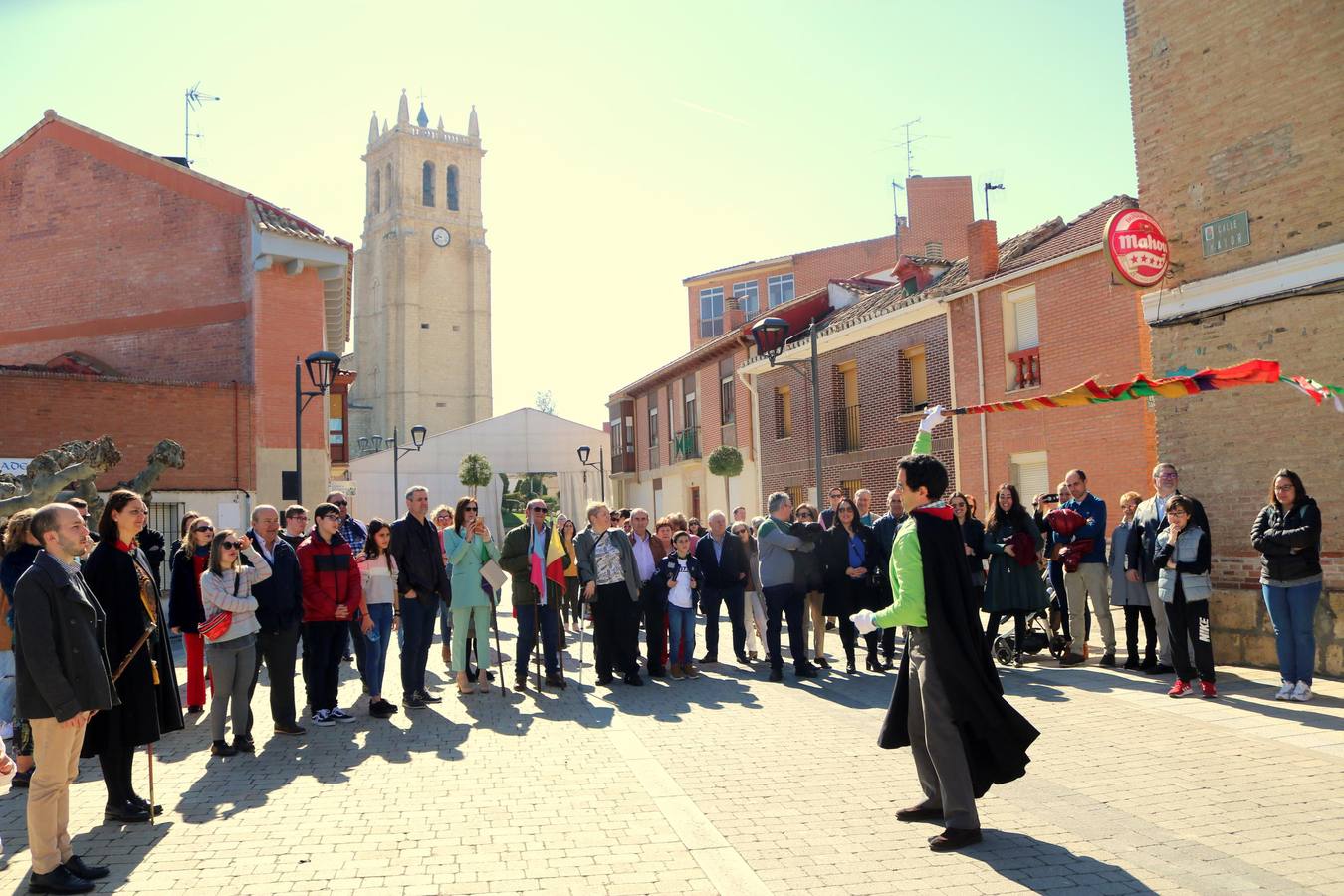 Los niños portaron los banderines durante la celebración y los hermanos de la Cofradía de Ánimas desfilaron por las principales calles de la localidad