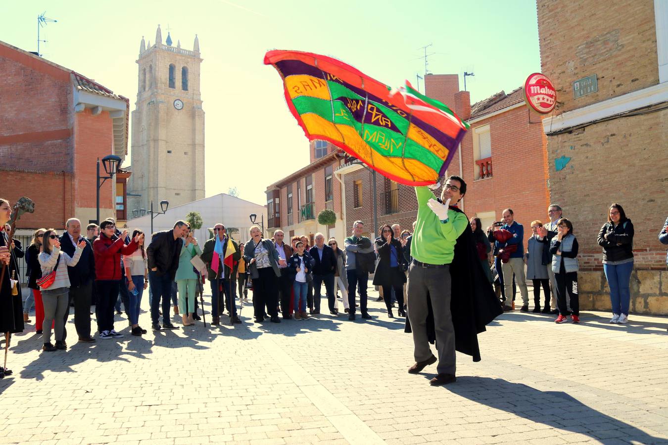 Los niños portaron los banderines durante la celebración y los hermanos de la Cofradía de Ánimas desfilaron por las principales calles de la localidad