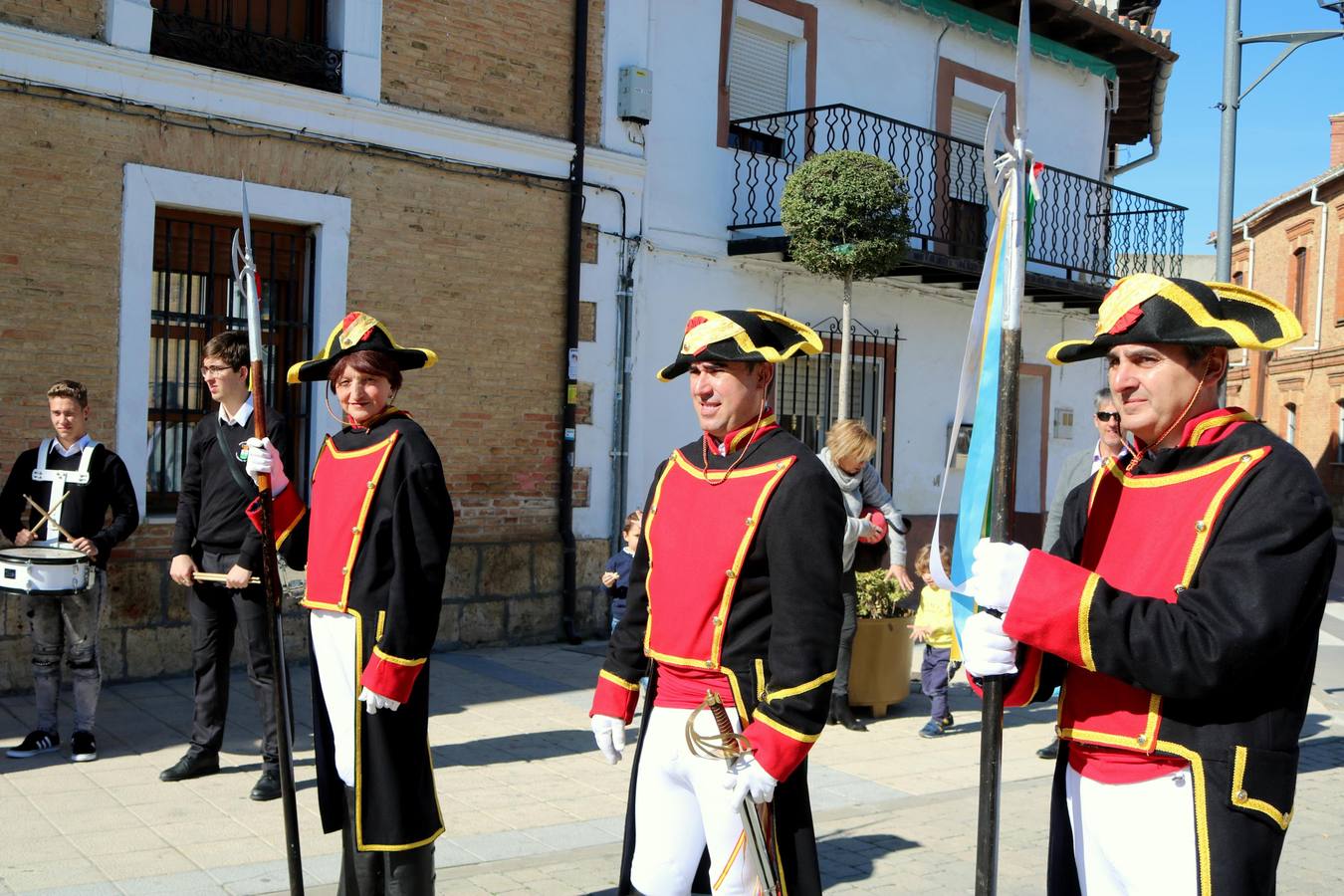 Los niños portaron los banderines durante la celebración y los hermanos de la Cofradía de Ánimas desfilaron por las principales calles de la localidad