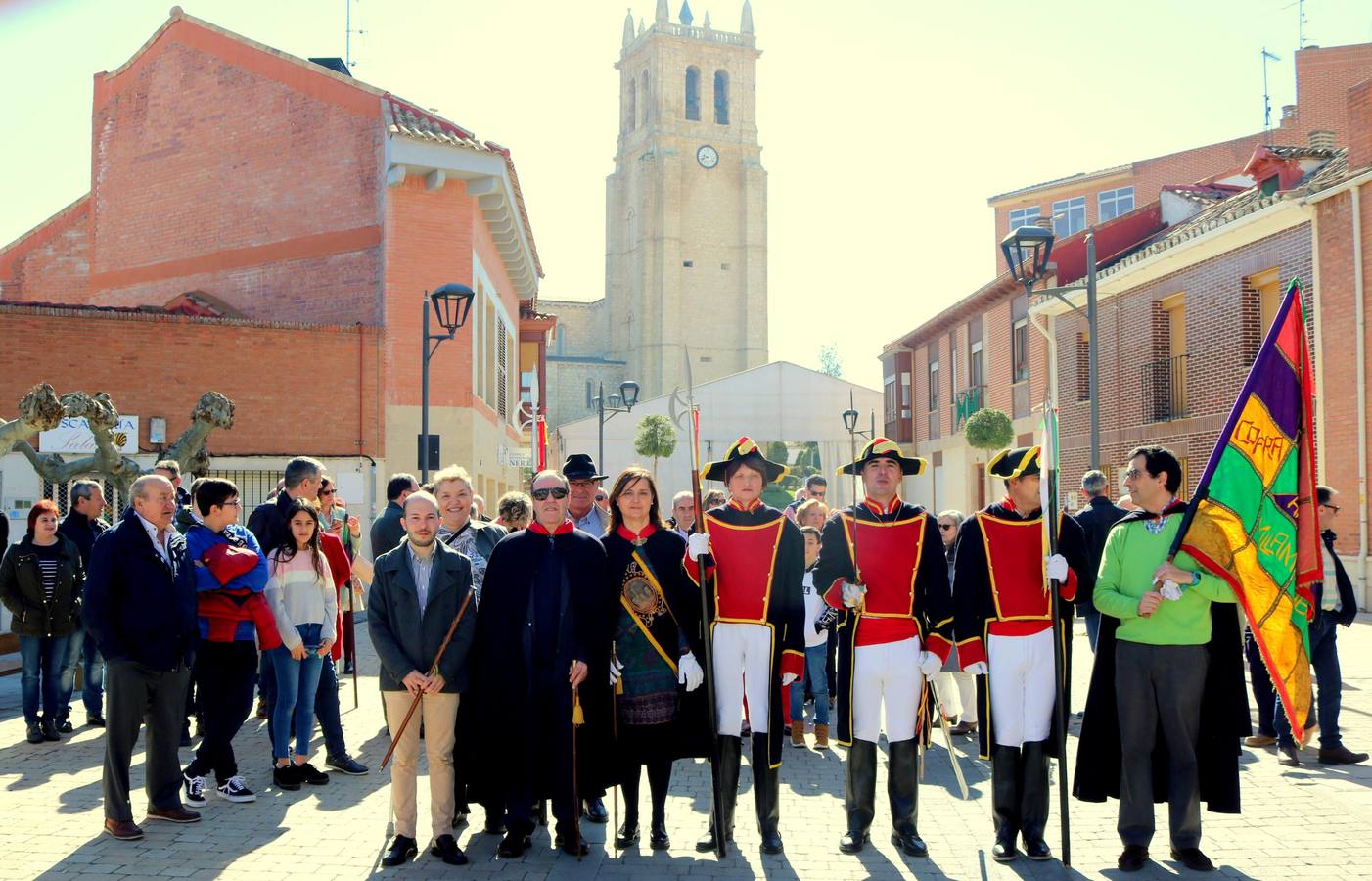 Los niños portaron los banderines durante la celebración y los hermanos de la Cofradía de Ánimas desfilaron por las principales calles de la localidad