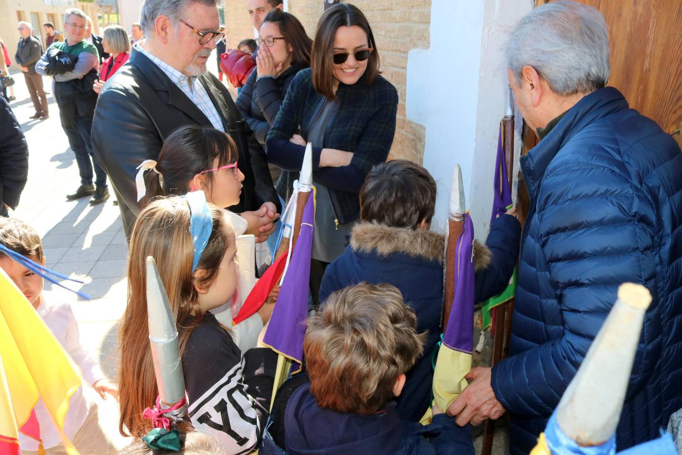 Los niños portaron los banderines durante la celebración y los hermanos de la Cofradía de Ánimas desfilaron por las principales calles de la localidad