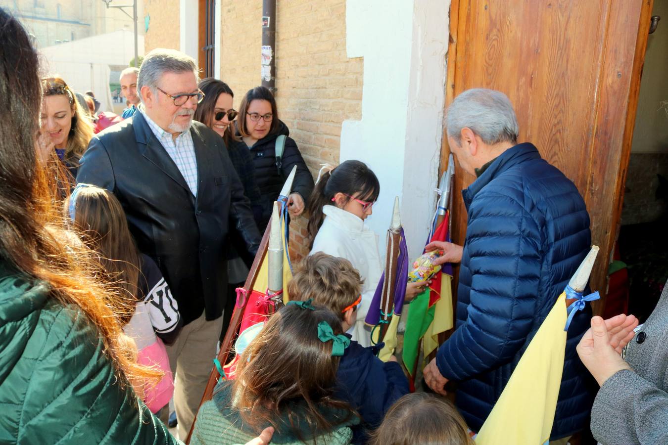 Los niños portaron los banderines durante la celebración y los hermanos de la Cofradía de Ánimas desfilaron por las principales calles de la localidad