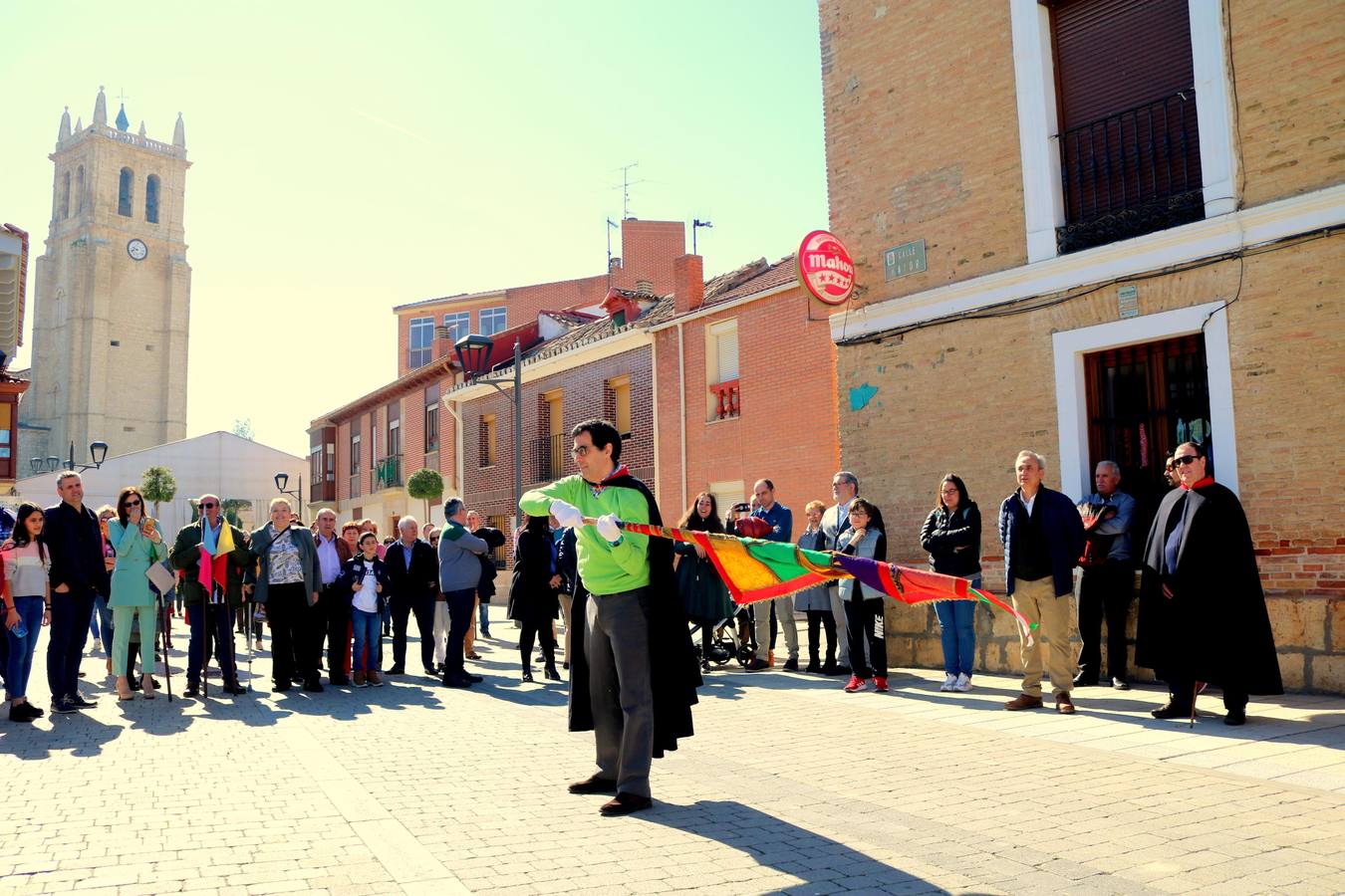 Los niños portaron los banderines durante la celebración y los hermanos de la Cofradía de Ánimas desfilaron por las principales calles de la localidad