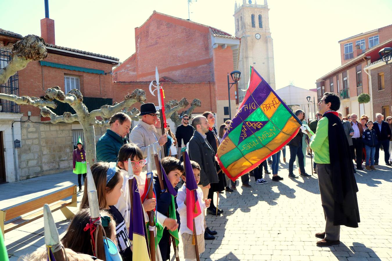 Los niños portaron los banderines durante la celebración y los hermanos de la Cofradía de Ánimas desfilaron por las principales calles de la localidad