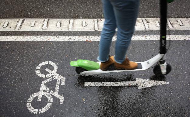 Patinete eléctrico circulando por el carril bici. 