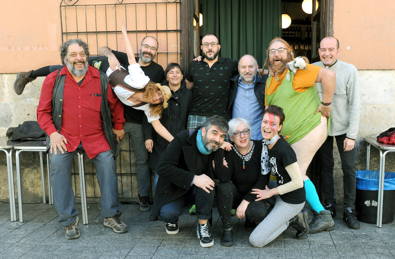 Cientos de personas han participado en la mañana de este domingo en la fiesta de despedida del mítico bar Penicilino, que reabrirá cuando se reforme el edificio. 