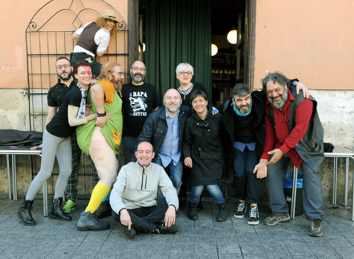 Cientos de personas han participado en la mañana de este domingo en la fiesta de despedida del mítico bar Penicilino, que reabrirá cuando se reforme el edificio. 