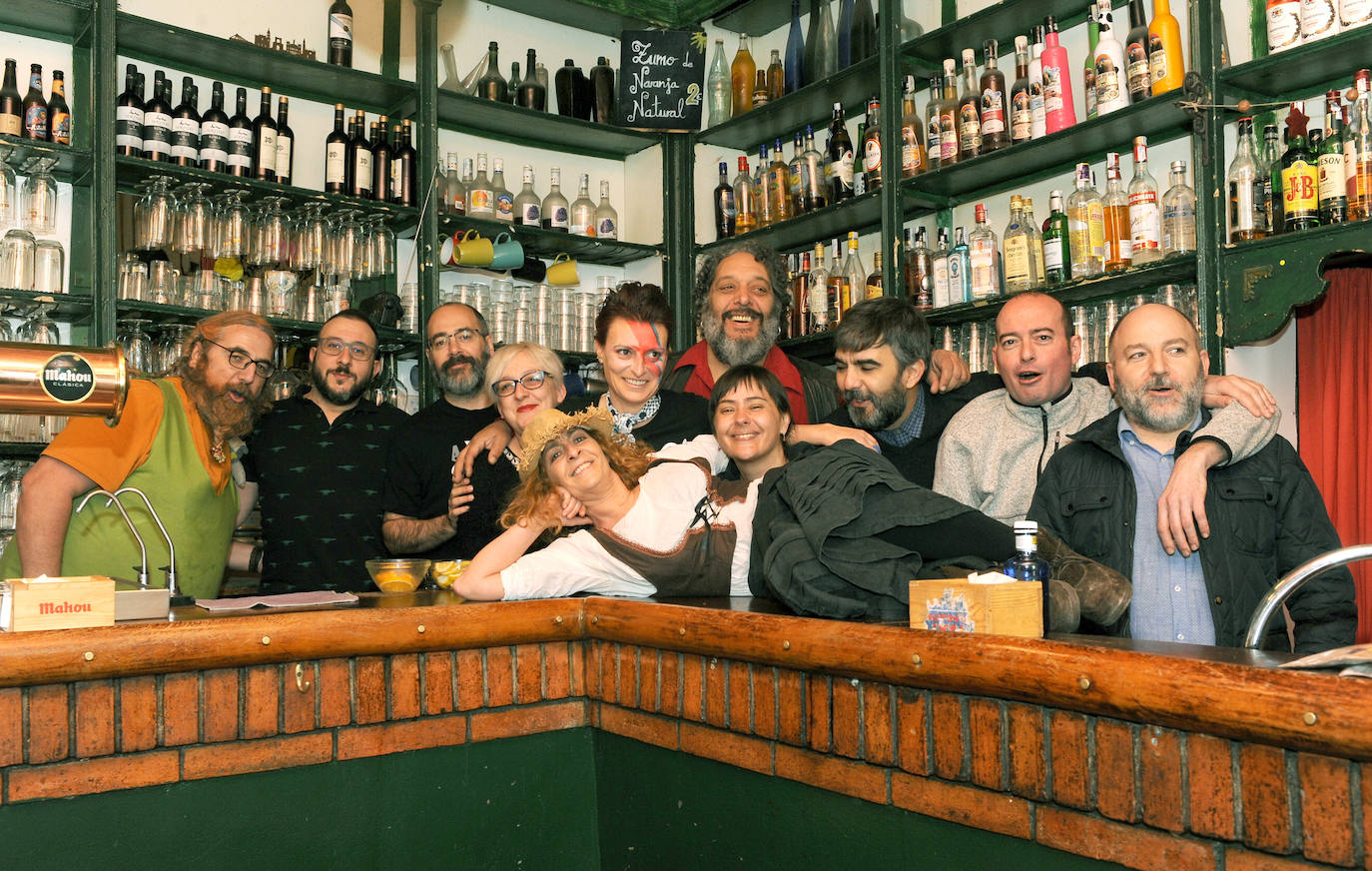 Cientos de personas han participado en la mañana de este domingo en la fiesta de despedida del mítico bar Penicilino, que reabrirá cuando se reforme el edificio. 