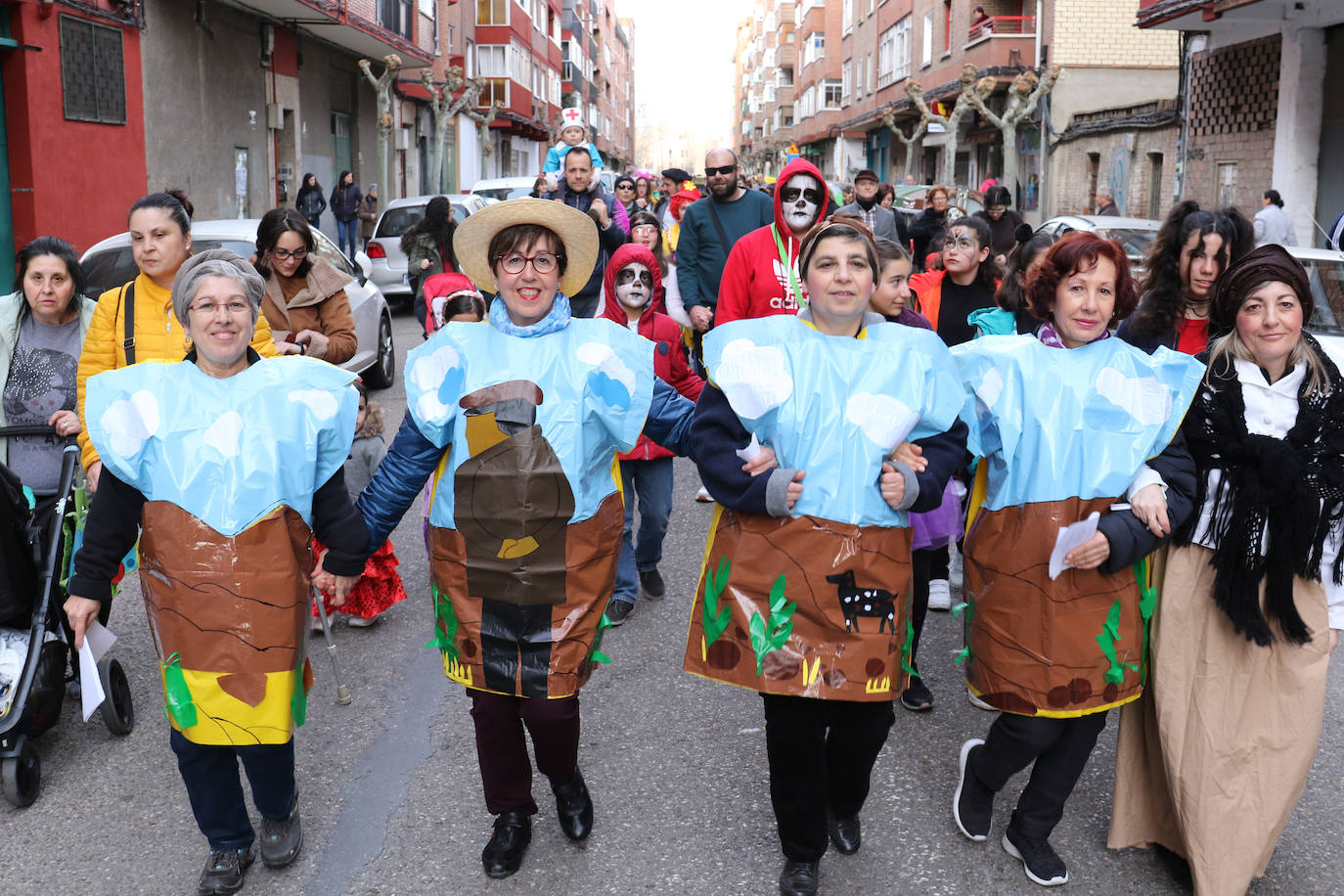 Los vecinos de Valladolid disfrutaron con los desfiles de carnaval y el entierro de la sardina. 