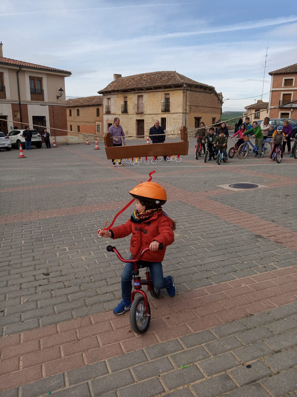 Los más pequeños de la localidad vallisoletana cambian los caballos por sus bicis en la carrera de cintas. 