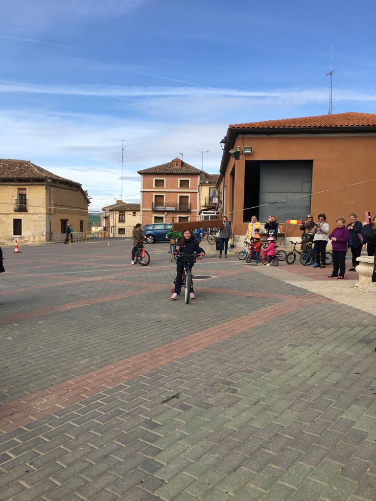 Los más pequeños de la localidad vallisoletana cambian los caballos por sus bicis en la carrera de cintas. 