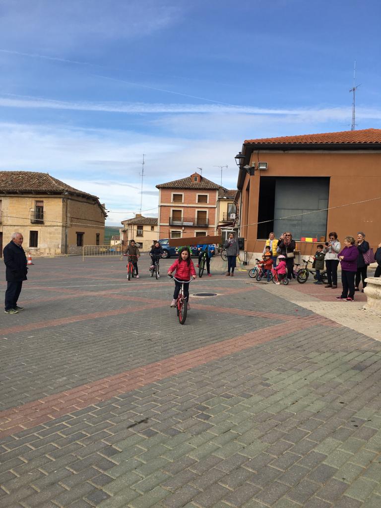 Los más pequeños de la localidad vallisoletana cambian los caballos por sus bicis en la carrera de cintas. 