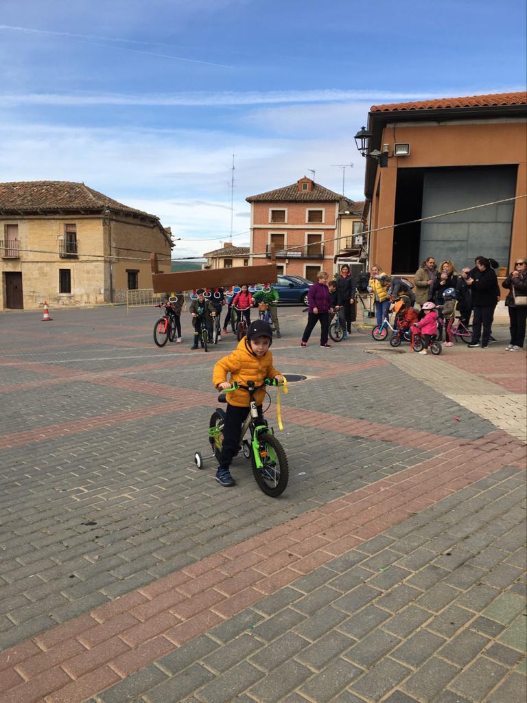 Los más pequeños de la localidad vallisoletana cambian los caballos por sus bicis en la carrera de cintas. 