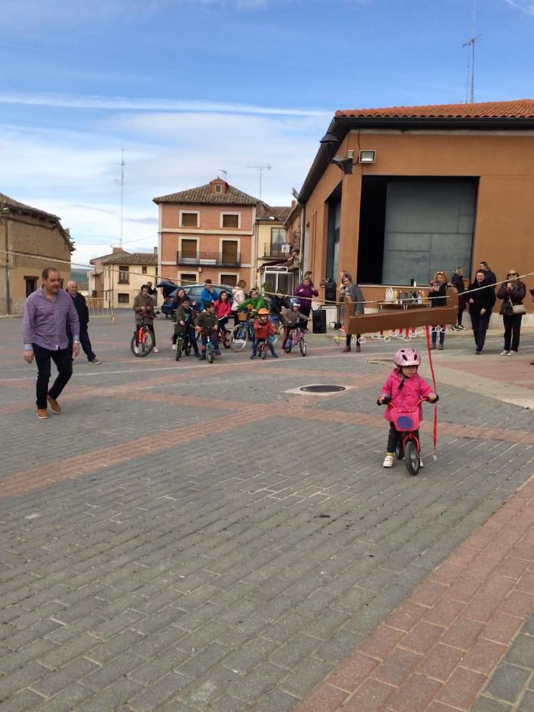 Los más pequeños de la localidad vallisoletana cambian los caballos por sus bicis en la carrera de cintas. 