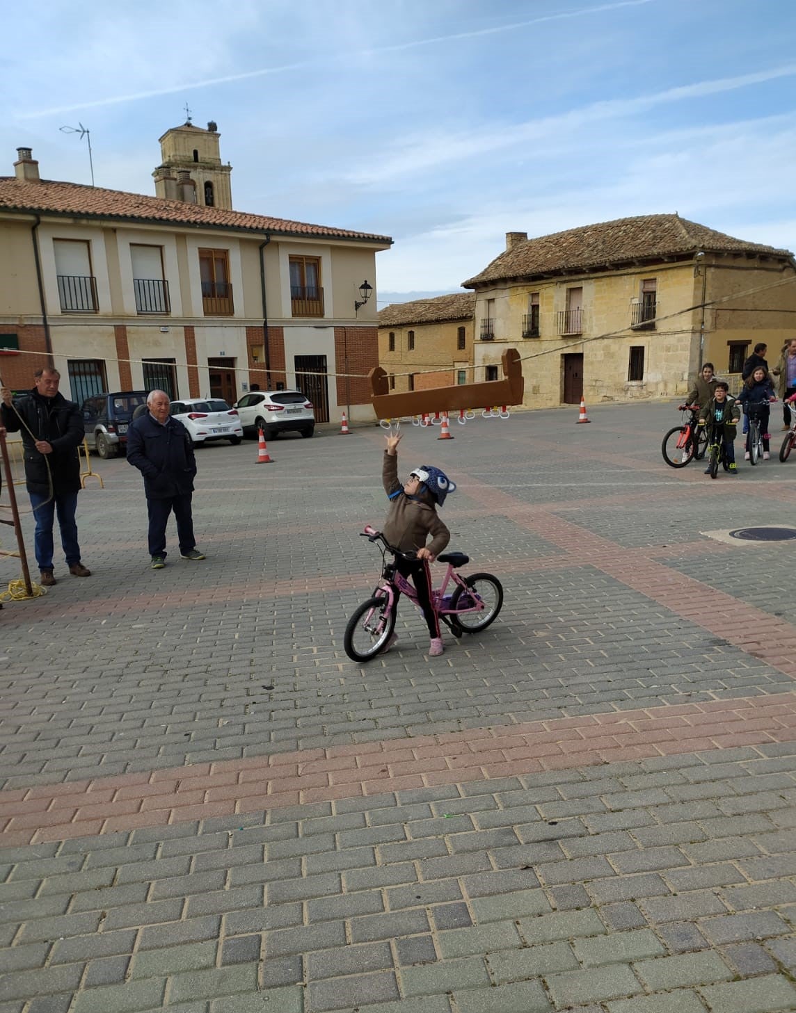 Los más pequeños de la localidad vallisoletana cambian los caballos por sus bicis en la carrera de cintas. 