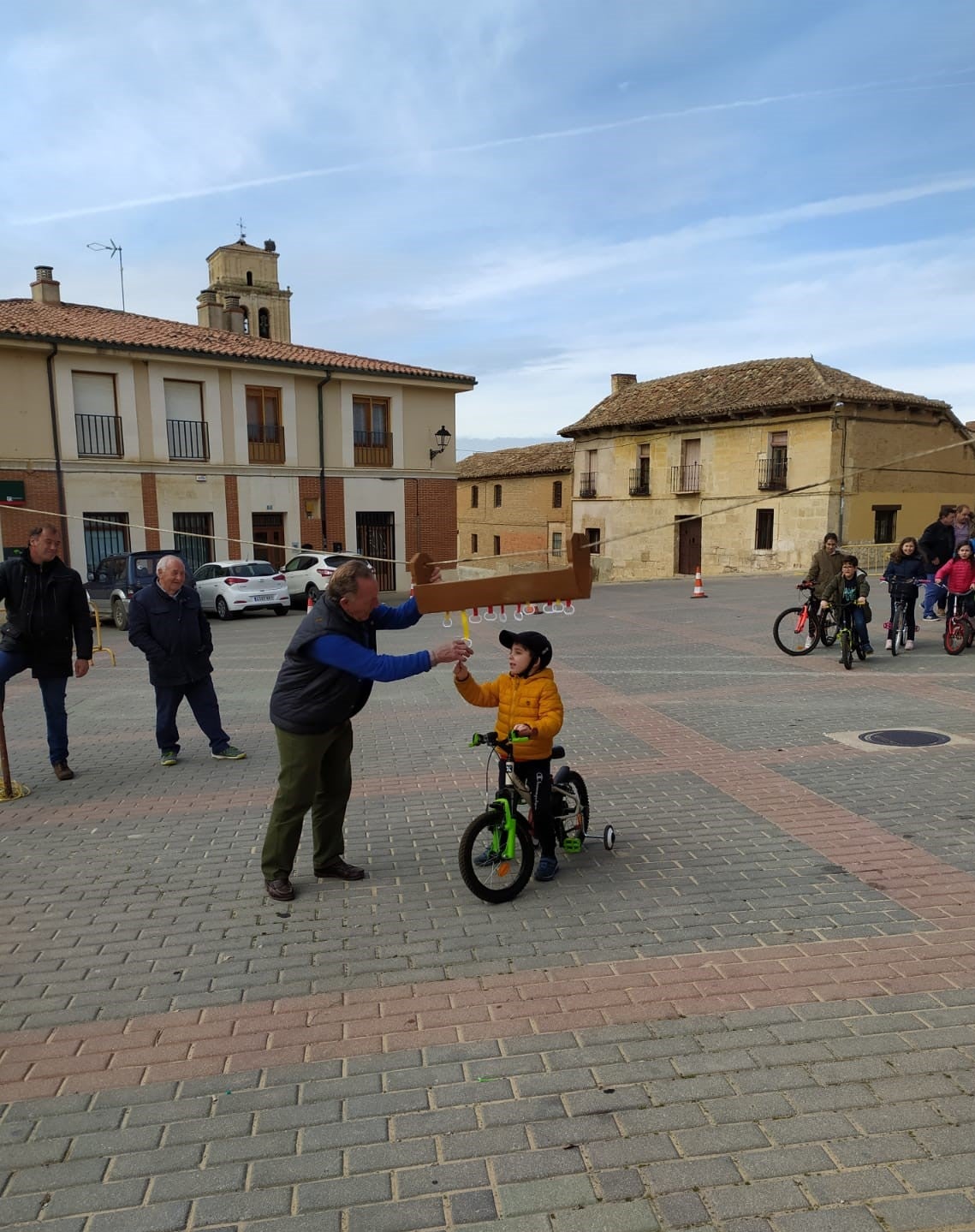 Los más pequeños de la localidad vallisoletana cambian los caballos por sus bicis en la carrera de cintas. 