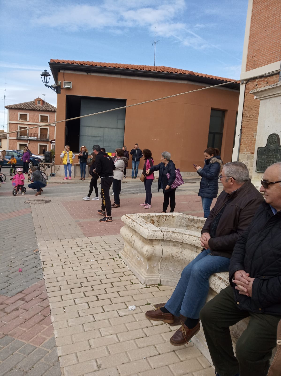 Los más pequeños de la localidad vallisoletana cambian los caballos por sus bicis en la carrera de cintas. 