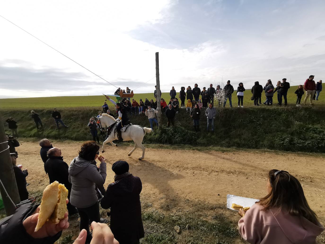 Los quintos cumplen con la tradición de carnaval. 