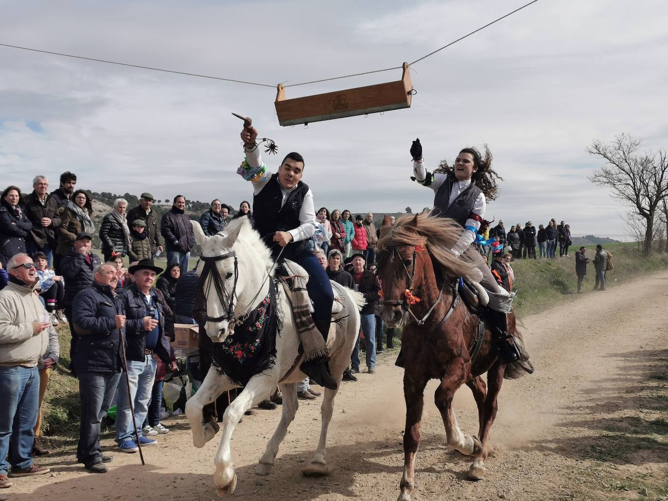 Los quintos cumplen con la tradición de carnaval. 