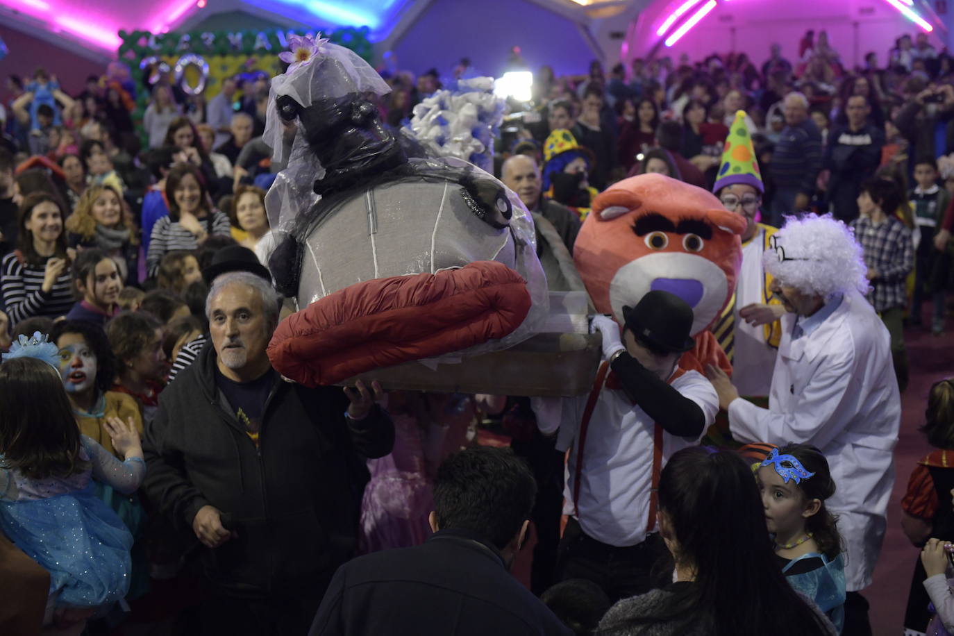 La Cúpula del Milenio ha acogido el entierro de la sardinilla en el que los niños han sido los protagonistas. 