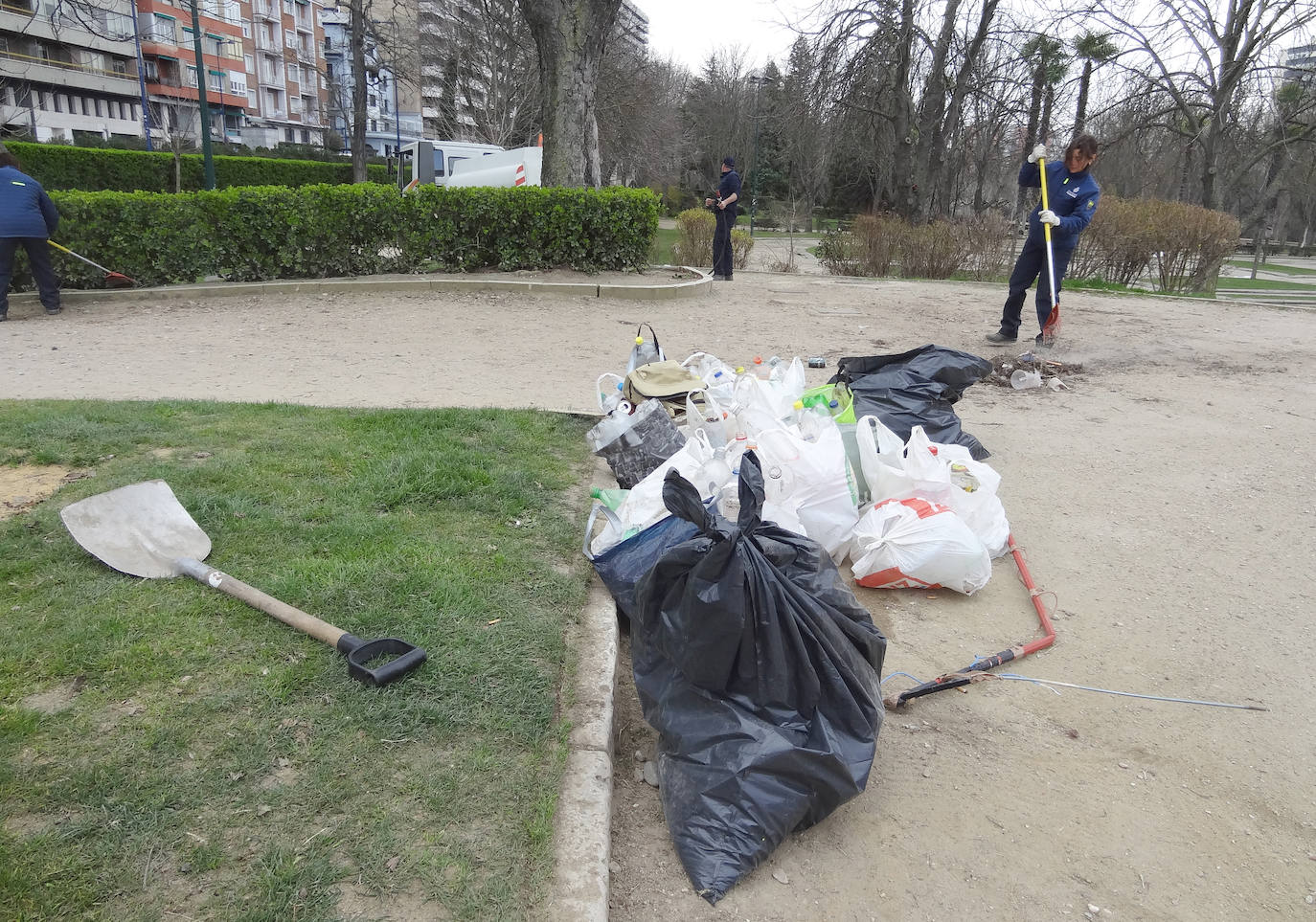 Restos del botellón de carnaval realizado por los jóvenes de la ciudad en el entorno de Las Moreras y La Rosaleda han dejado numerosos desperfectos y además, grandes cantidades de basura