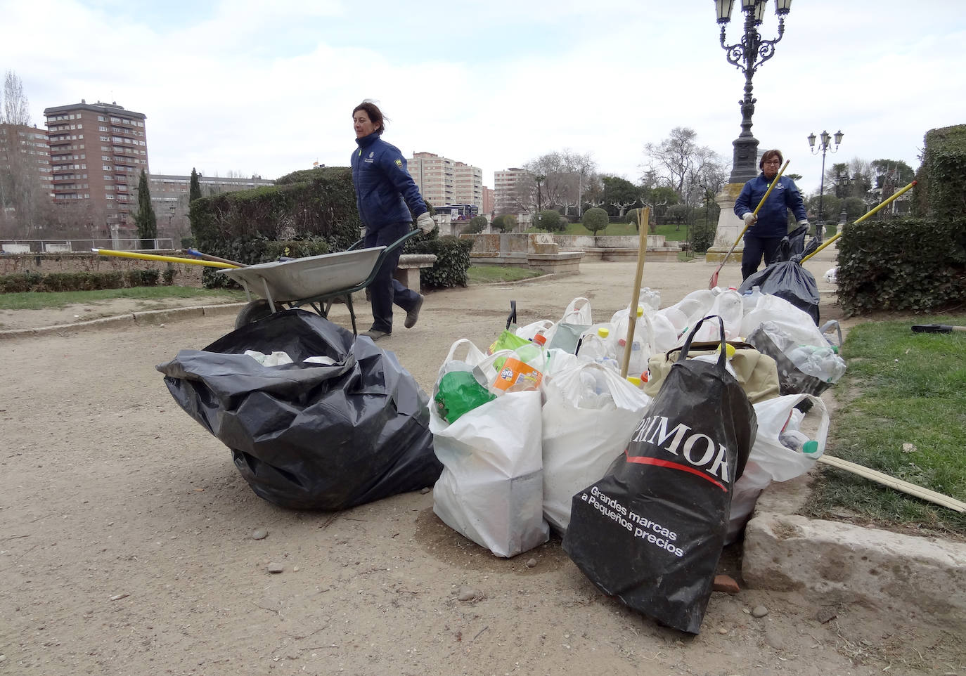 Restos del botellón de carnaval realizado por los jóvenes de la ciudad en el entorno de Las Moreras y La Rosaleda han dejado numerosos desperfectos y además, grandes cantidades de basura