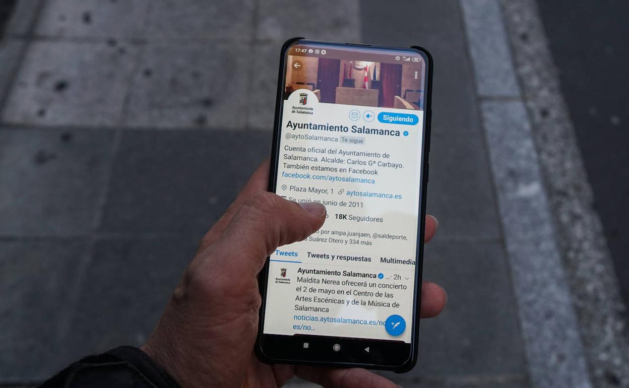 Una persona observa la cuenta deTwiterr del Ayuntamiento de Salamanca. 