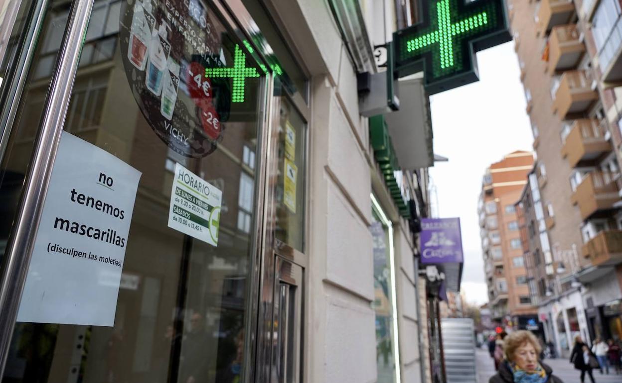 Cartel de 'No hay mascarillas' en una farmacia del centro de Valladolid. 