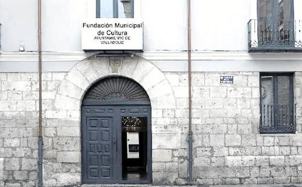 Entrada a la Casa Revilla, sede de la Fundación Municipal de Cultura de Valladolid actualmente.