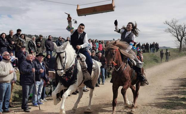 Dos de los quintos de Torrelobatón, en la carrera de cintas. 