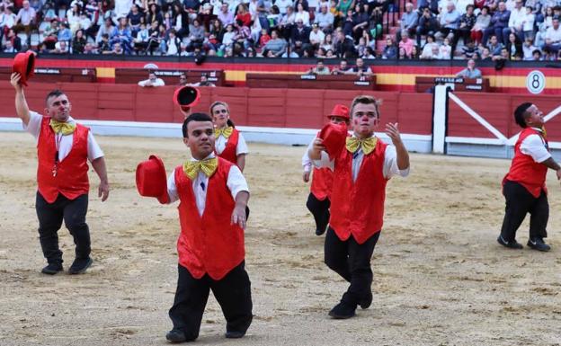 Los profesionales de Diversiones en el Ruedo, en una actuación anterior en la plaza de toros de Jaén. 