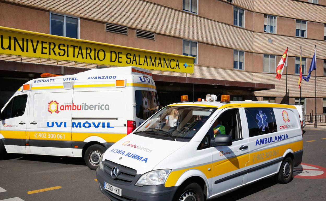 Ambulancias en el hospital de Salamanca.