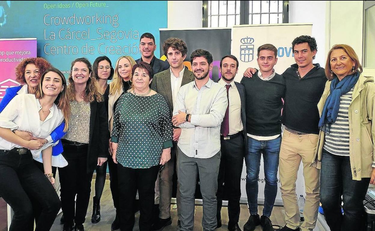 Participantes de Open Future junto a la alcaldesa y a los concejales de Innovación y de Deportes. 