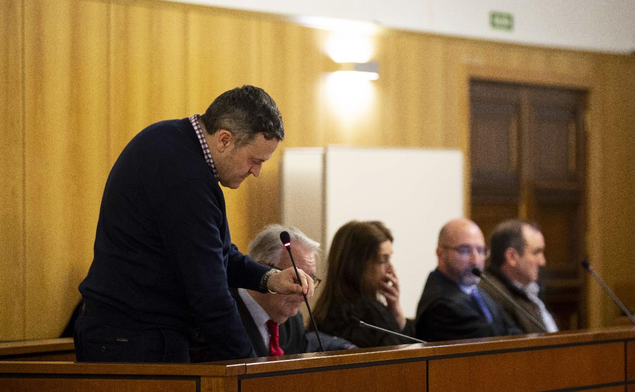 Jesús Román Fadrique, exalcalde de Valdestillas y los exconcejales César Álvarez, Lidia Vaquero y Rafael Casero, junto a sus respectivos abogados, durante el juicio en la Audiencia de Valladolid. 