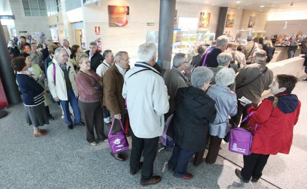 Un grupo de personas mayores hace cola en el aeropuerto de Villanubla. 