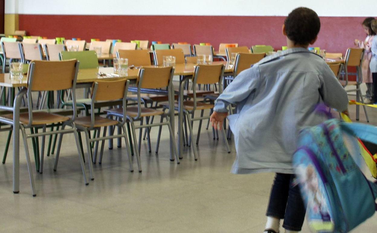 Un niño entra al comedor escolar.