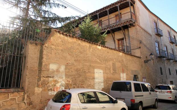 Edificio del Palacio de Mansilla, antiguo colegio universitario, adquirido por IE en alquiler para hacer una residencian de estudiantes. 