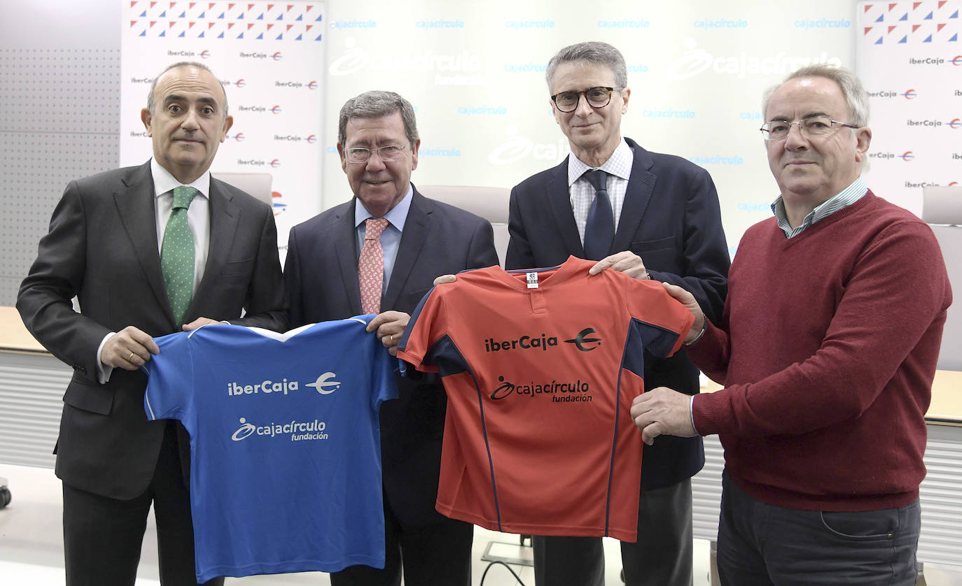 El presidente de la Diputación de Burgos, César Rico (2I); el presidente de la Fundación Cajacírculo, Emilio de Domingo (2D); el director territorial de Ibercaja, Eduardo Hernández (I); y el director del Instituto para el Deporte y Juventud de la Diputación de Burgos, Ángel Carretón (D), firman el convenio de colaboración.