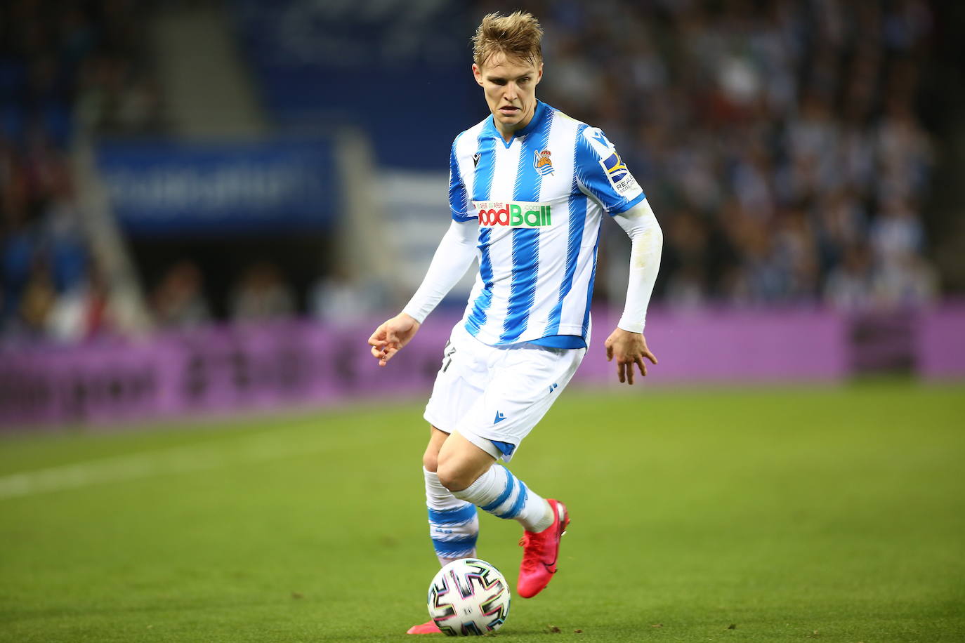 Martin Odegaard conduce la pelota. 