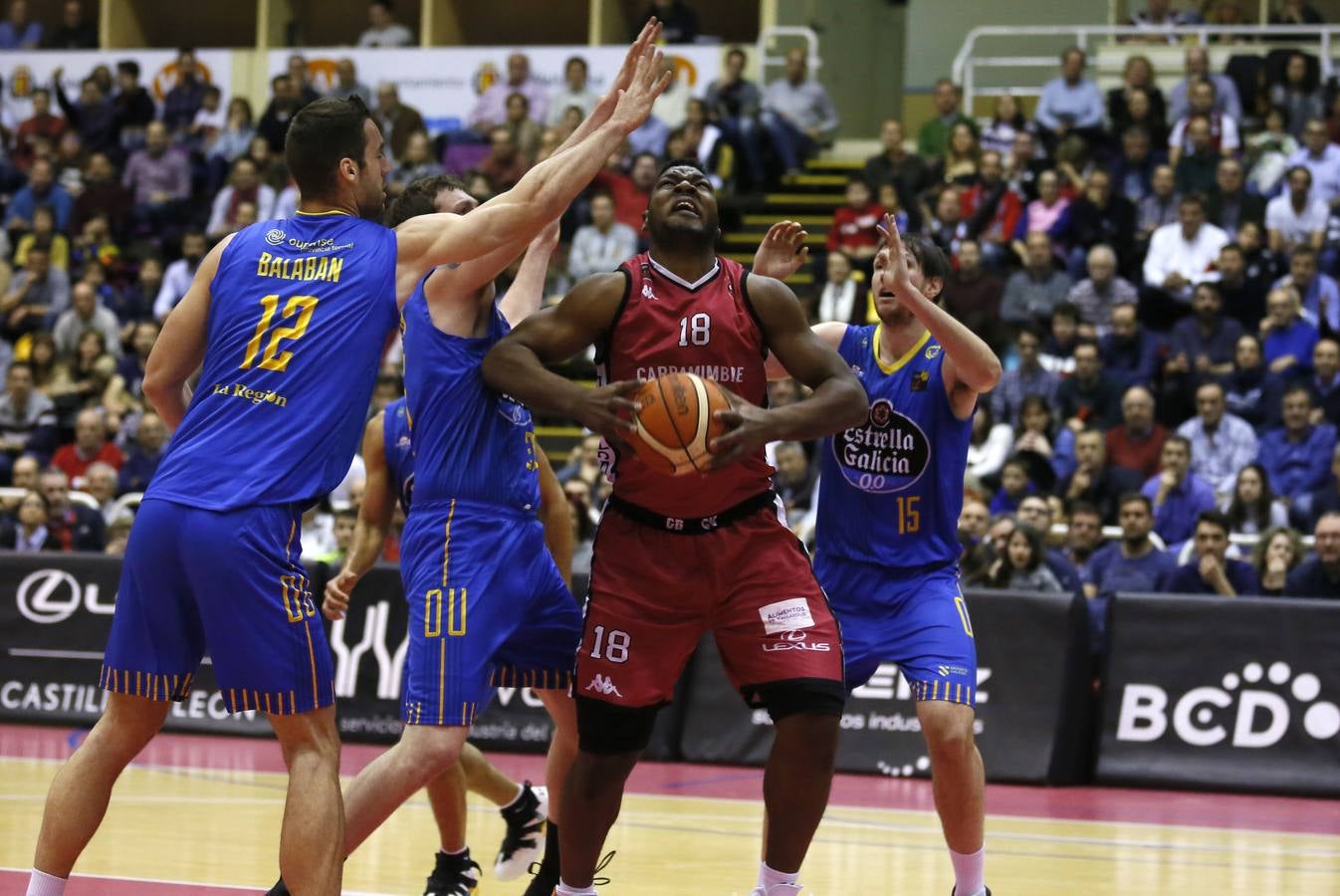 La dolorosa derrota en Lugo había sembrado una duda sobre el estado físico del equipo motivada por una merma en el ritmo y, sobre todo, en la intensidad atrás. Y ésta quedó sin despejar con un juego a ráfagas, sin continuidad y a expensas durante demasiados minutos de un rival muy justo de recursos.