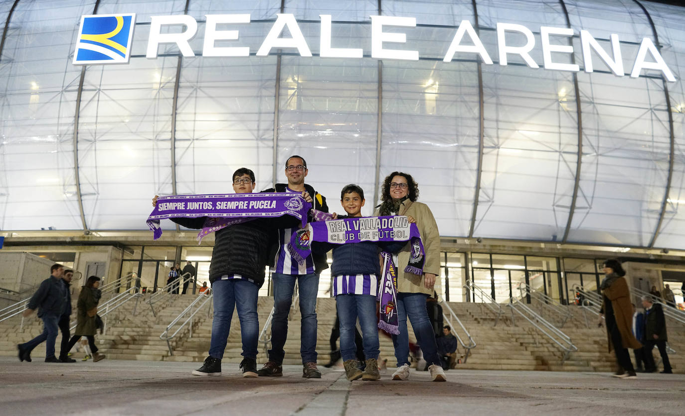 Aficionados del Real Valladolid a las puertas del Reale Arena.