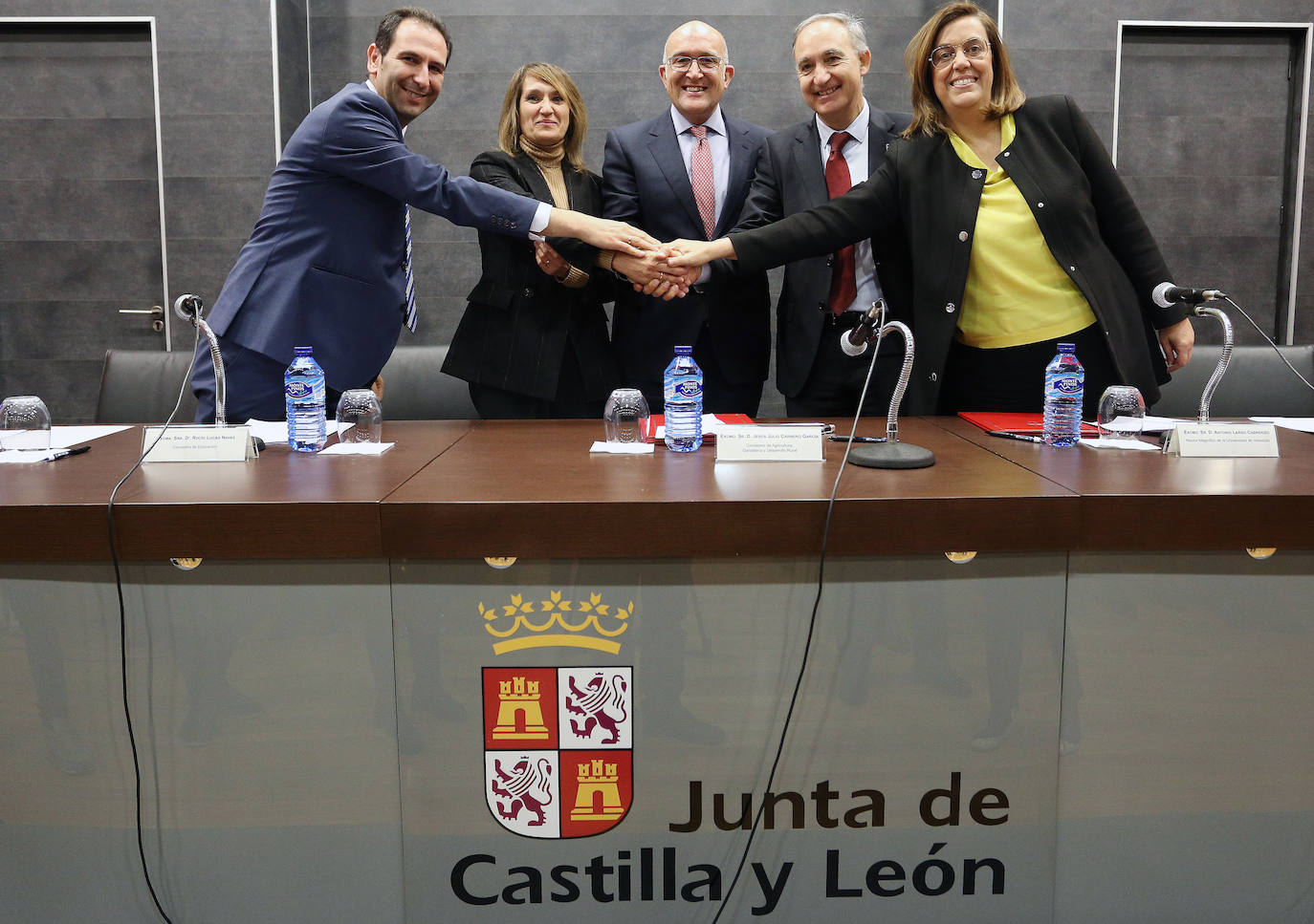 El alcalde de Palencia, Mario Simón; la consejera de Educación, Rocío Lucas; el consejero de Agricultura, Ganadería y Desarrollo Rural, Jesús Julio Carnero; el rector de la Universidad de Valladolid, Antonio Largo; y la presidenta de la Diputación, Ángeles Armisén, tras la firma de un convenio sobre formación superior agraria.