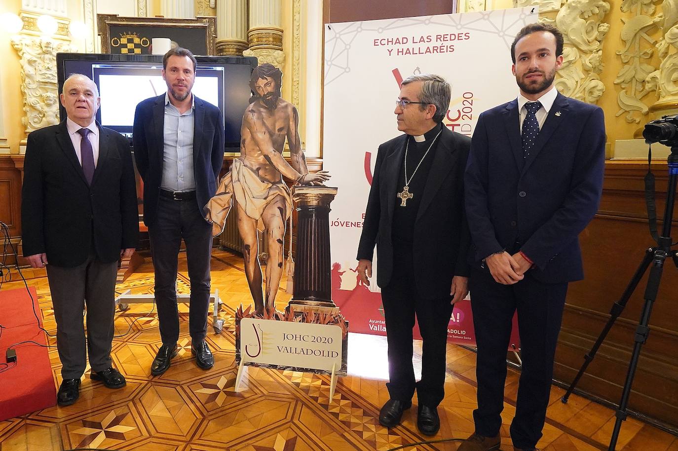 Presentación del VIII Encuentro Nacional de Jóvenes Cofrades en el Ayuntamiento de Valladolid con la presencia del alcalde de Valladolid, Óscar Puente y el obispo auxiliar Luis Argüello. 