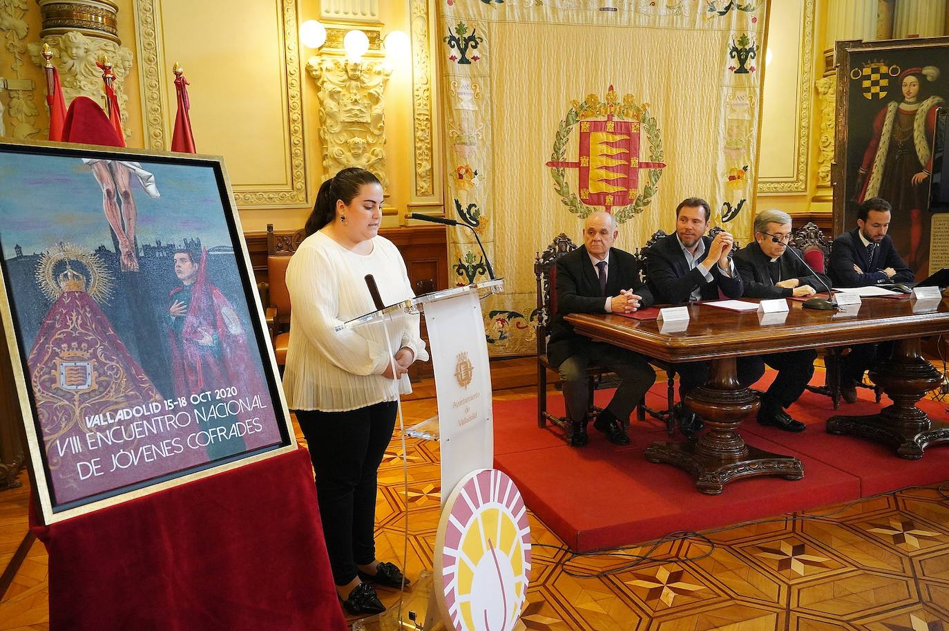 Presentación del VIII Encuentro Nacional de Jóvenes Cofrades en el Ayuntamiento de Valladolid con la presencia del alcalde de Valladolid, Óscar Puente y el obispo auxiliar Luis Argüello.