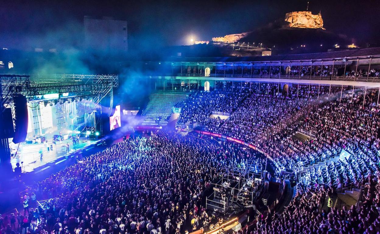 Llenazo en el concierto de Carrasco en la plaza de toros de Alicante el año pasado. 