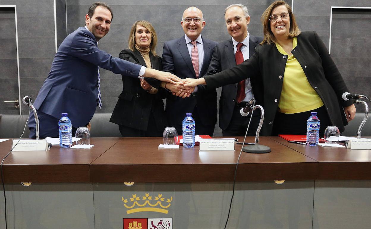 Los consejeros de educación y agrigultura, el rector de la UVa, flanqueados por el alcalde, Mario Simón y la presidenta de la Diputación, Ángeles Armisén. 