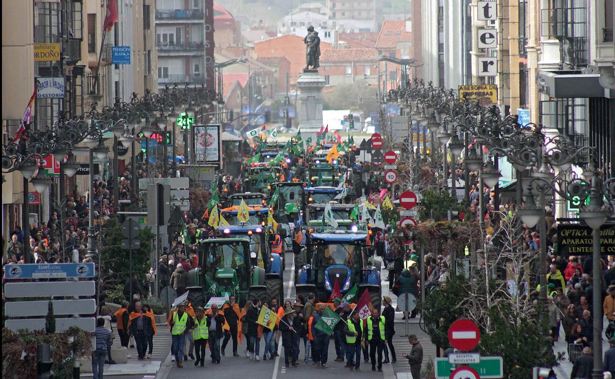 Sindicatos agrarios, tractores y miles de personas llevan la reivindicación del campo a las calles de León.